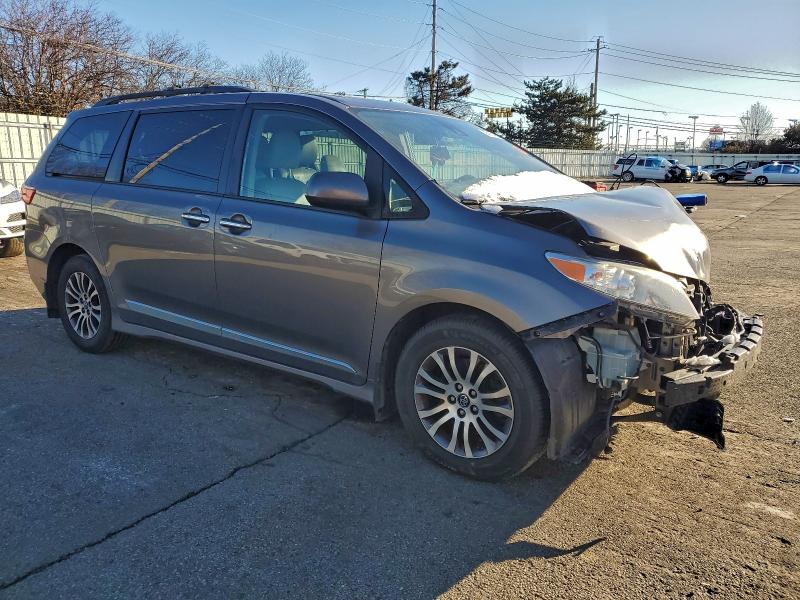 Photo 4 from auction – 2018 TOYOTA SIENNA XLE with VIN 5TDYZ3DC1JS944631