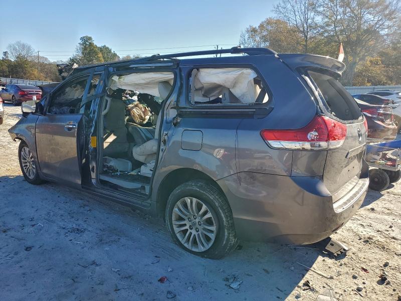 Photo 2 from auction – 2014 TOYOTA SIENNA XLE with VIN 5TDYK3DC3ES415479