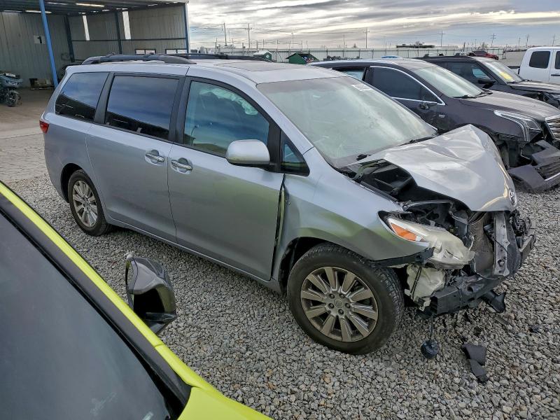 Photo 4 from auction – 2016 TOYOTA SIENNA XLE with VIN 5TDDK3DC4GS133109