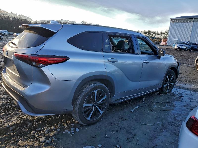 Photo 3 from auction – 2022 TOYOTA HIGHLANDER with VIN 5TDLZRAH0NS121465