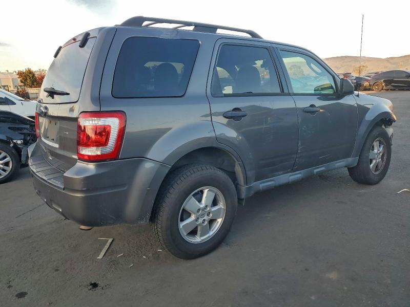 Photo 3 from auction – 2011 FORD ESCAPE XLT with VIN 1FMCU0D74BKA68670