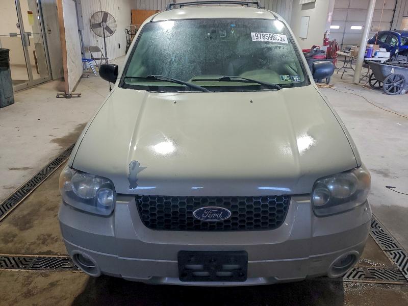 Photo 5 from auction – 2005 FORD ESCAPE LIM with VIN 1FMCU04115KC04754