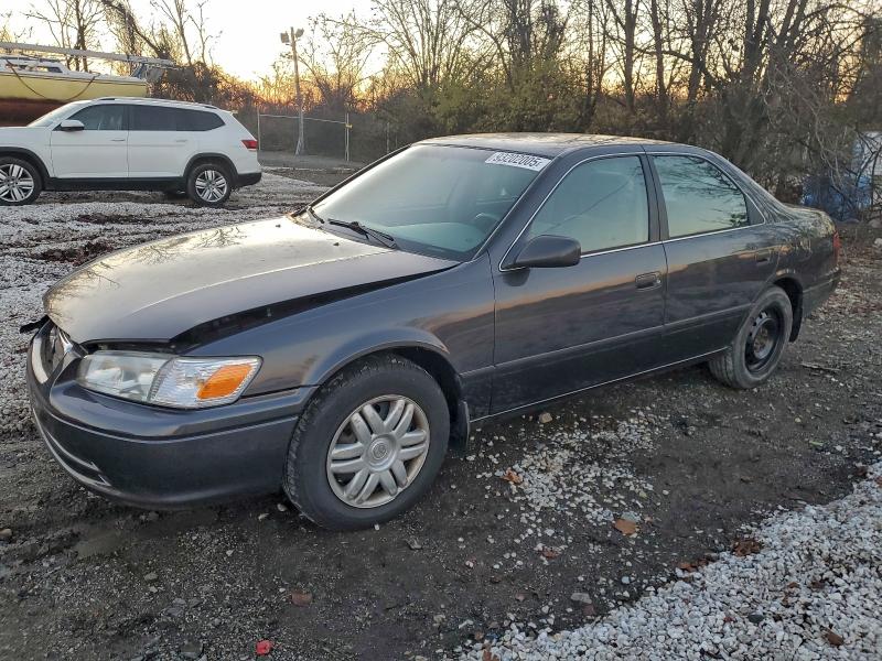 TOYOTA CAMRY CE 2000 with VIN 4T1BG28K7YU986195 - Photo from auction