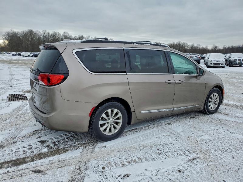 Photo 3 from auction – 2017 CHRYSLER PACIFICA T with VIN 2C4RC1BG0HR704697