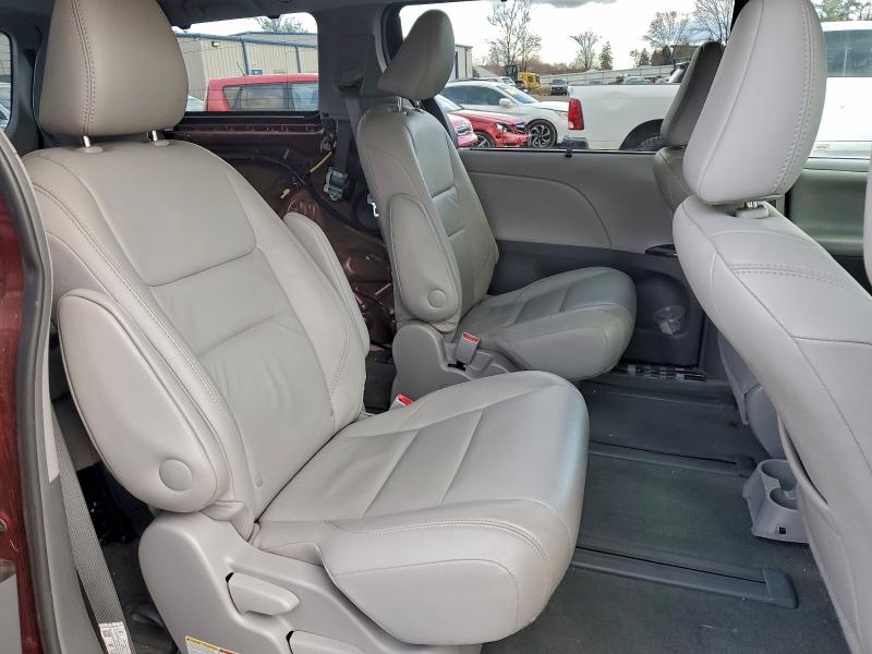Photo 11 from auction – 2017 TOYOTA SIENNA XLE with VIN 5TDDZ3DC0HS181204