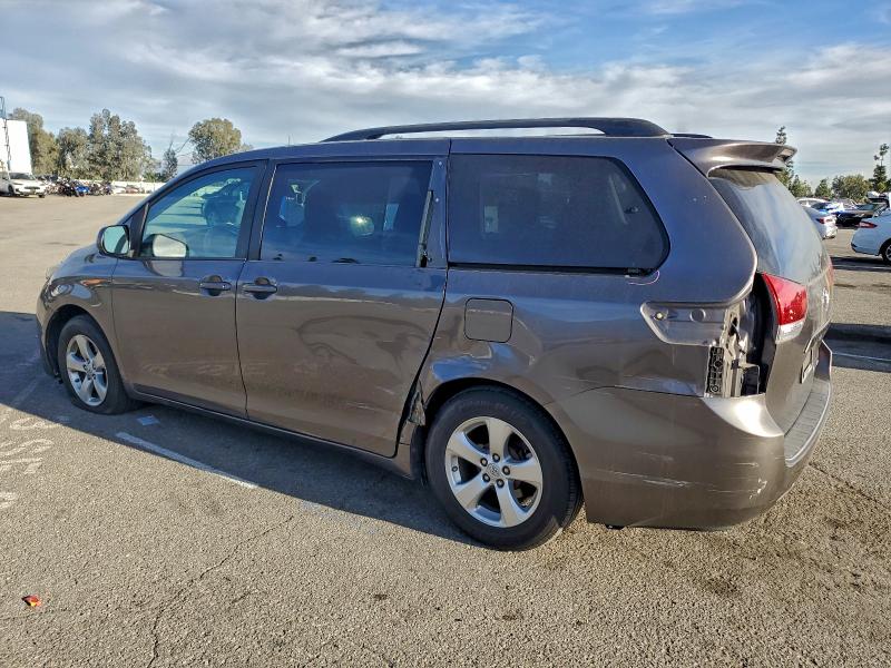 Photo 2 from auction – 2013 TOYOTA SIENNA with VIN 5TDKK3DC2DS363136