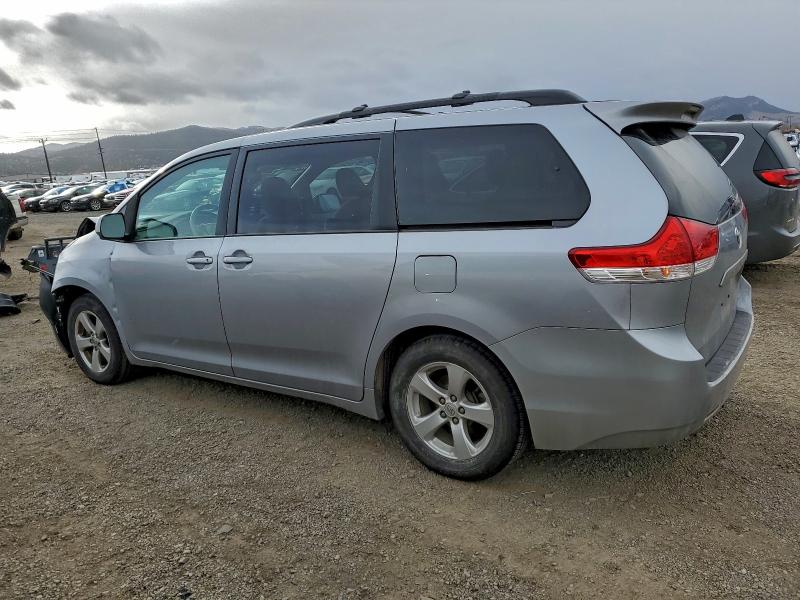 Photo 2 from auction – 2013 TOYOTA SIENNA LE with VIN 5TDKK3DC2DS304197