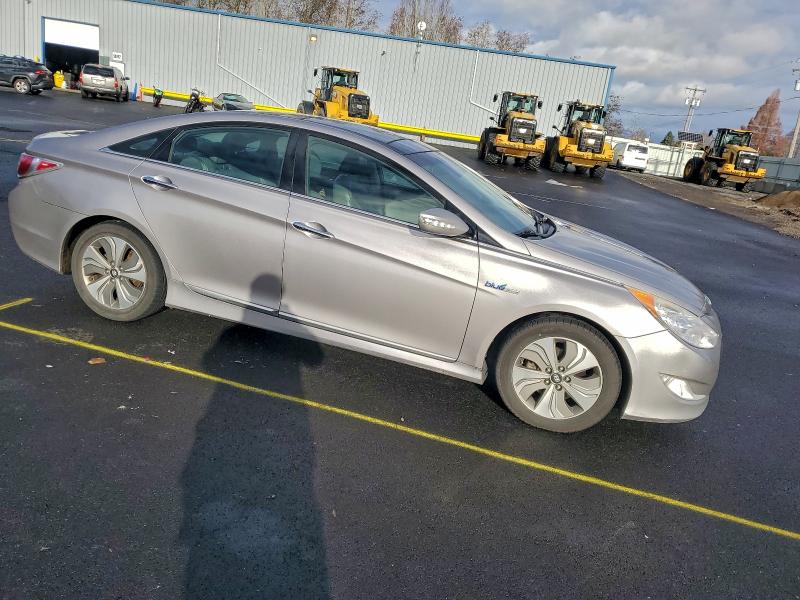 Photo 4 from auction – 2013 HYUNDAI SONATA HYB with VIN KMHEC4A44DA093087