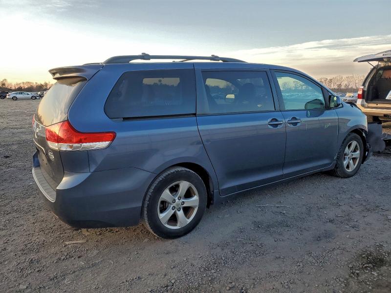 Photo 3 from auction – 2014 TOYOTA SIENNA LE with VIN 5TDKK3DC0ES411900