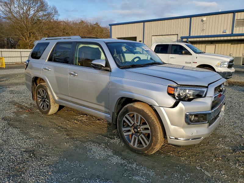 Photo 4 from auction – 2018 TOYOTA 4RUNNER with VIN JTEBU5JR9J5577682