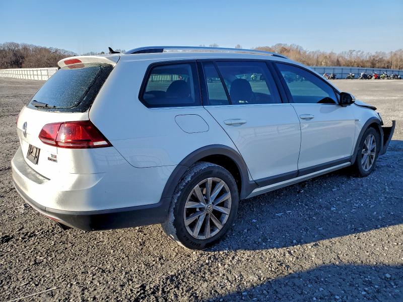 Photo 3 from auction – 2017 VOLKSWAGEN GOLF ALLTRACK with VIN 3VWH17AU3HM540331