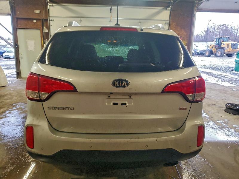 Photo 6 from auction – 2015 KIA SORENTO LX with VIN 5XYKTDA65FG582738