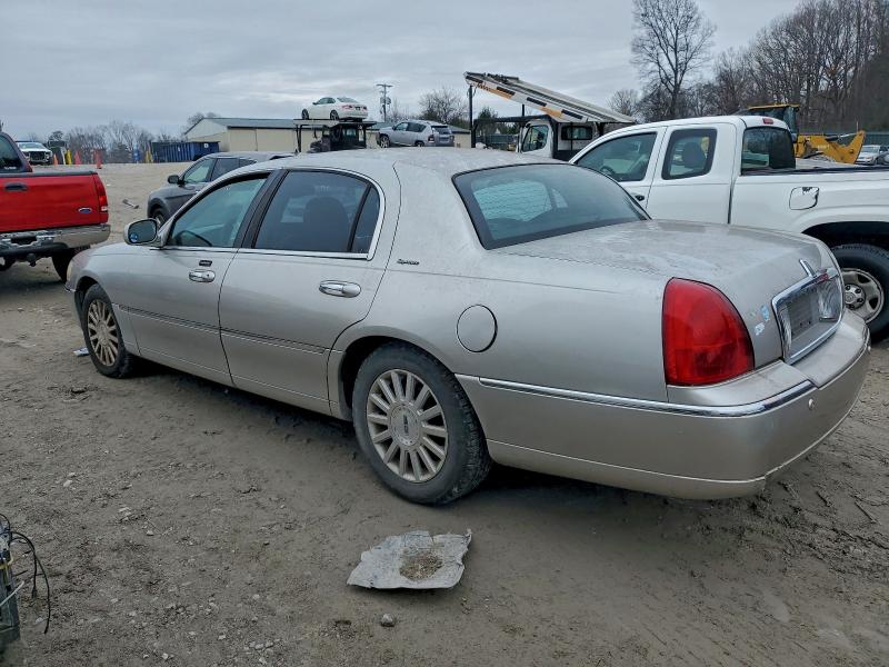 Photo 2 from auction – 2003 LINCOLN TOWN CAR S with VIN 1LNHM82W03Y652691