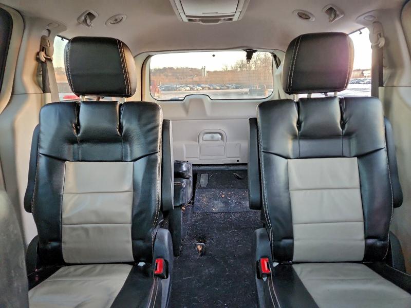 Photo 10 from auction – 2014 CHRYSLER TOWN & COU with VIN 2C4RC1BG8ER461152
