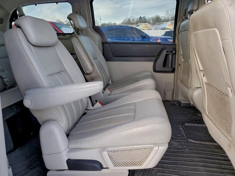 Photo 11 from auction – 2010 CHRYSLER TOWN & COU with VIN 2A4RR5DX9AR279662