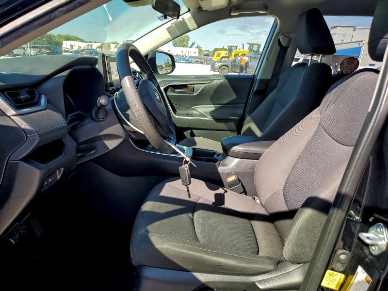Photo 7 from auction – 2020 TOYOTA RAV4 LE with VIN JTMG1RFV7LD059076