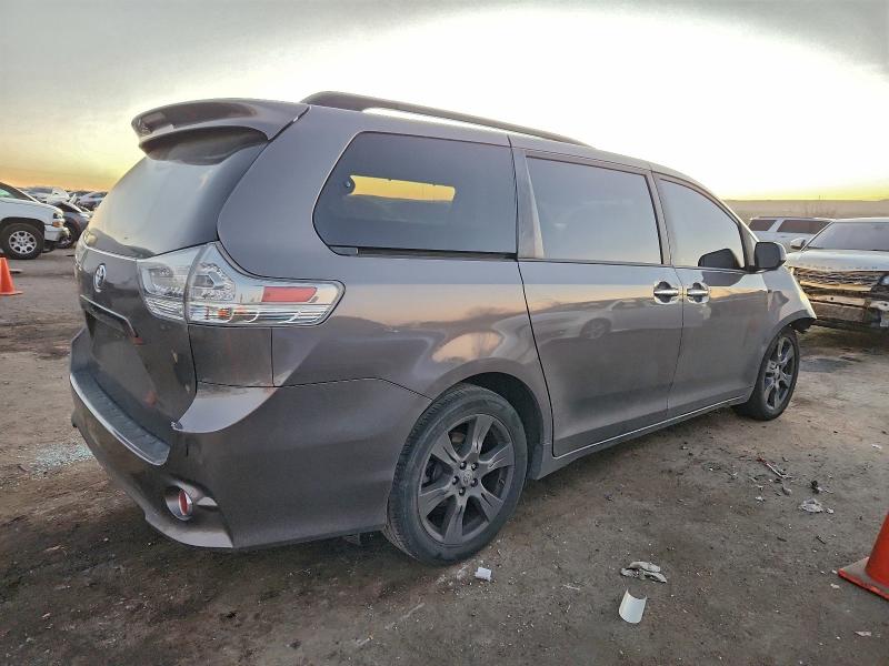Photo 3 from auction – 2017 TOYOTA SIENNA SE with VIN 5TDXZ3DC8HS846282