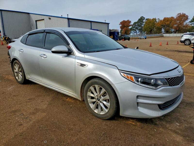 Фото 4 с аукциона – 2016 KIA OPTIMA EX с VIN 5XXGU4L31GG112752