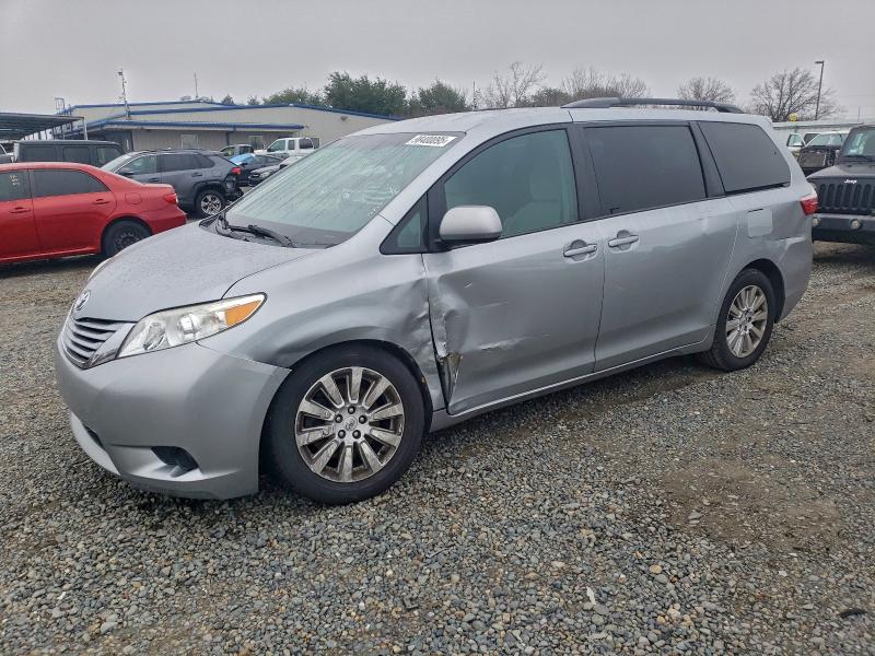 TOYOTA SIENNA LE 2015 with VIN 5TDJK3DCXFS110273 - Photo from auction