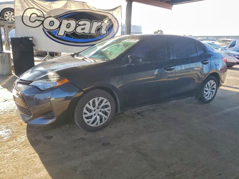 TOYOTA COROLLA L 2018 con VIN 5YFBURHE1JP794550 - Foto de la subasta