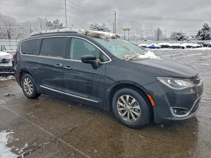 Photo 4 from auction – 2017 CHRYSLER PACIFICA T with VIN 2C4RC1BG6HR703182