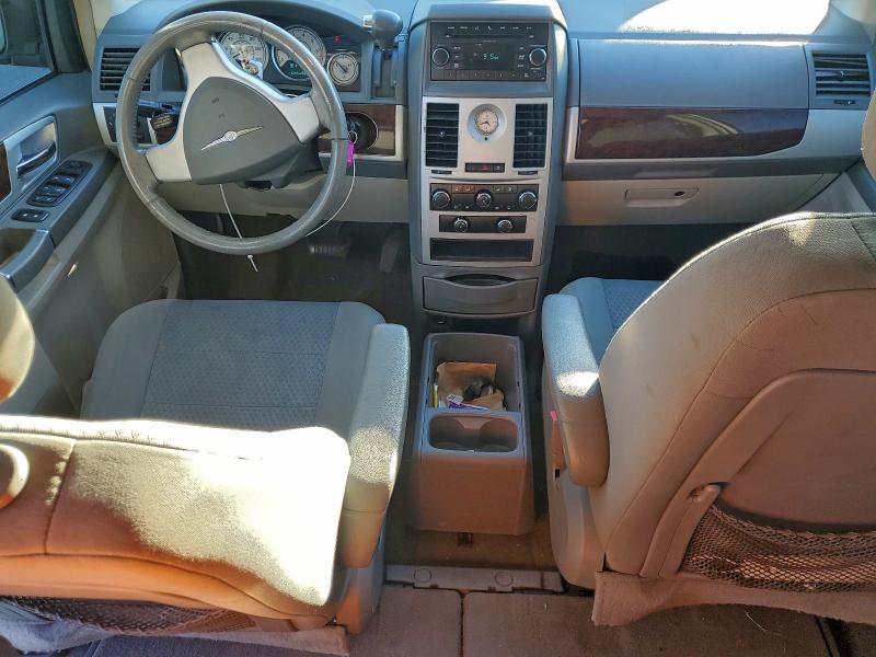 Photo 8 from auction – 2010 CHRYSLER TOWN & COU with VIN 2A4RR5D14AR305595
