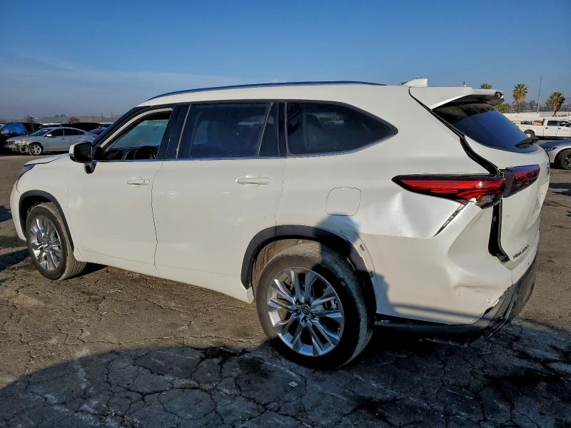 Photo 2 from auction – 2022 TOYOTA HIGHLANDER with VIN 5TDYZRAH3NS550279