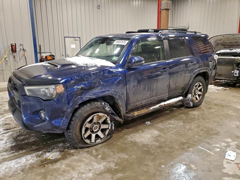 TOYOTA 4RUNNER SR 2022 with VIN JTERU5JR9N5994658 - Photo from auction