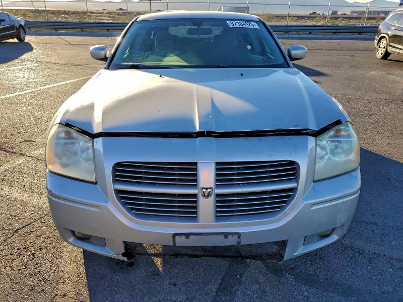 Photo 5 from auction – 2005 DODGE MAGNUM SXT with VIN 2D4GZ48V85H648509