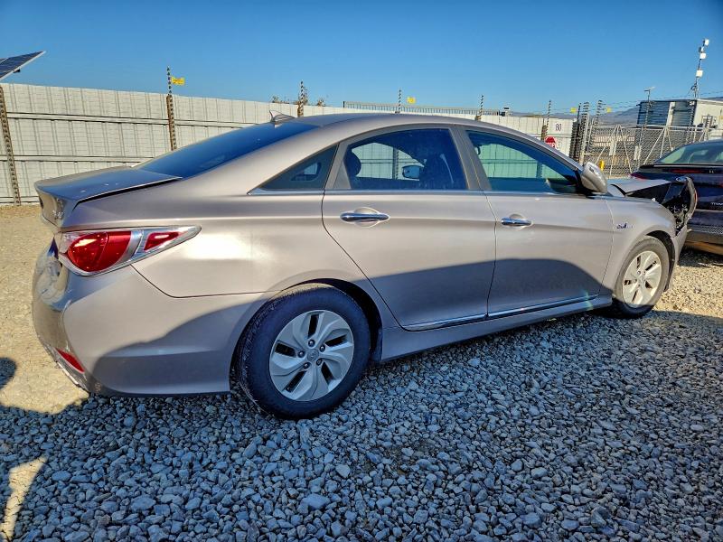 Photo 3 from auction – 2013 HYUNDAI SONATA HYB with VIN KMHEC4A42DA096229