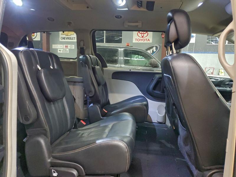 Photo 11 from auction – 2015 CHRYSLER TOWN & COU with VIN 2C4RC1BG1FR699989