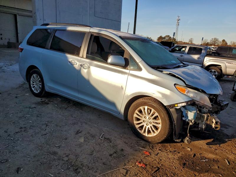 Photo 4 from auction – 2017 TOYOTA SIENNA XLE with VIN 5TDYZ3DC5HS835969