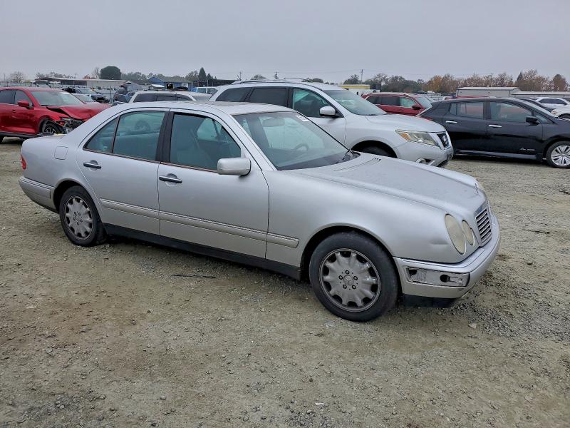 Photo 4 from auction – 1998 MERCEDES-BENZ E 320 with VIN WDBJF65F5WA704053