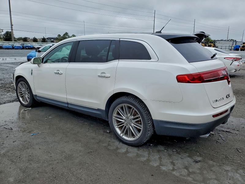 Photo 2 from auction – 2015 LINCOLN MKT with VIN 2LMHJ5AT0FBL01199