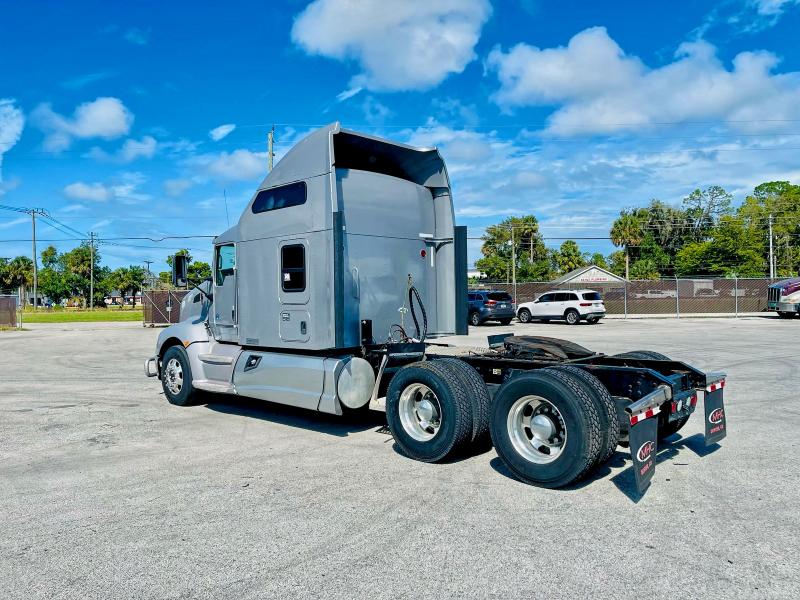 Photo 3 from auction – 2017 KENWORTH CONSTRUCTI with VIN 1XKADP9X8HJ157691