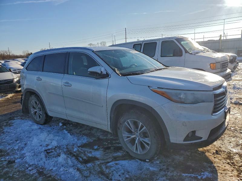 Photo 4 from auction – 2015 TOYOTA HIGHLANDER with VIN 5TDJKRFH4FS115187