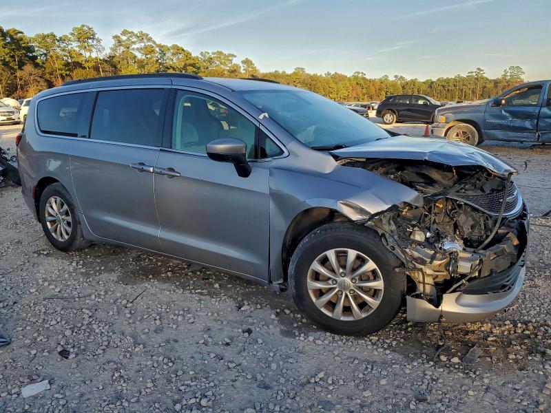 Photo 4 from auction – 2017 CHRYSLER PACIFICA T with VIN 2C4RC1DG7HR508012