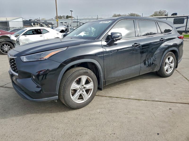 TOYOTA HIGHLANDER 2022 with VIN 5TDBZRBH1NS585939 - Photo from auction