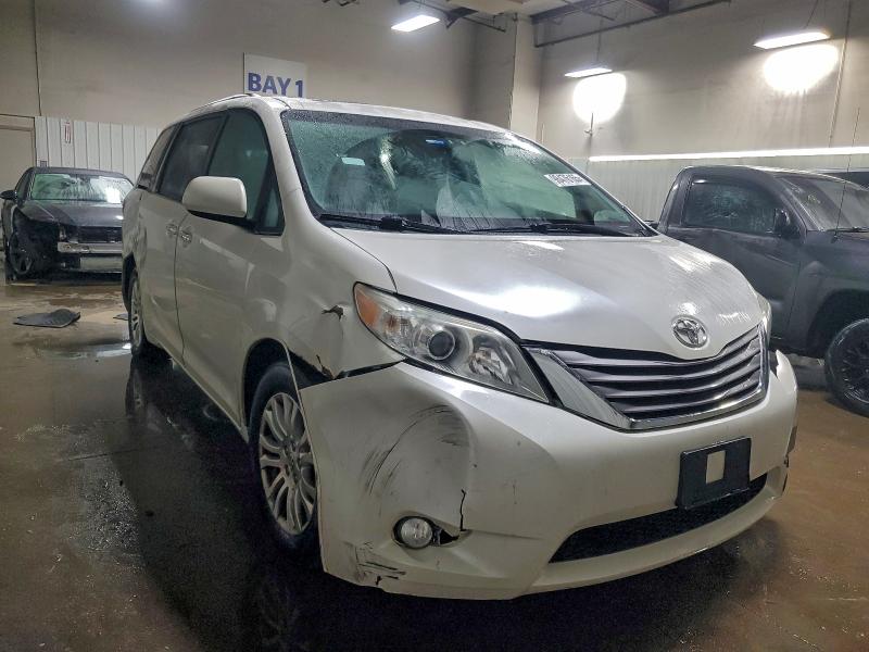 Photo 4 from auction – 2016 TOYOTA SIENNA XLE with VIN 5TDYK3DC6GS744969