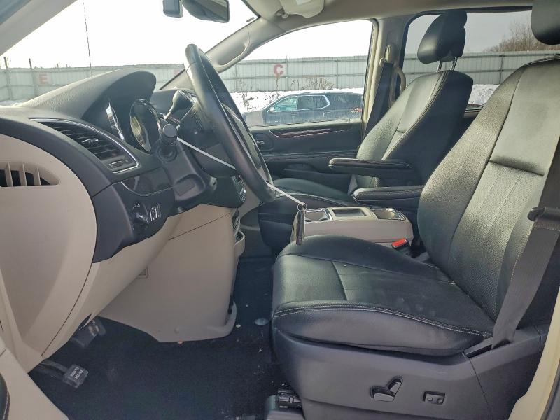 Photo 7 from auction – 2016 CHRYSLER TOWN & COU with VIN 2C4RC1CG9GR191172