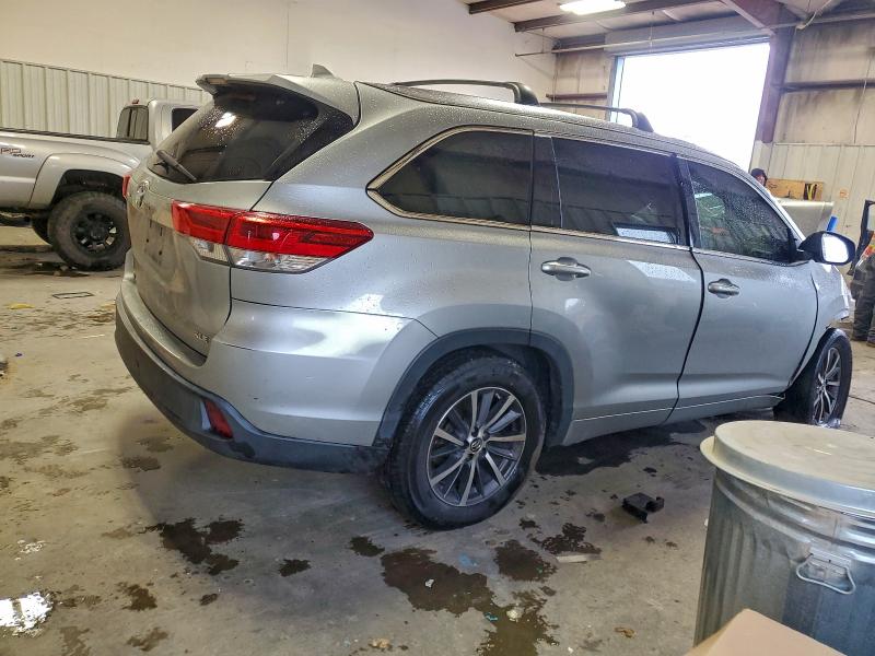 Photo 3 from auction – 2017 TOYOTA HIGHLANDER with VIN 5TDKZRFH9HS523817