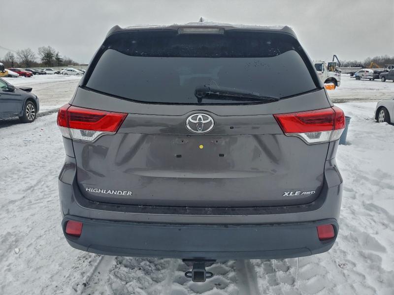 Photo 6 from auction – 2018 TOYOTA HIGHLANDER with VIN 5TDJZRFH1JS557848