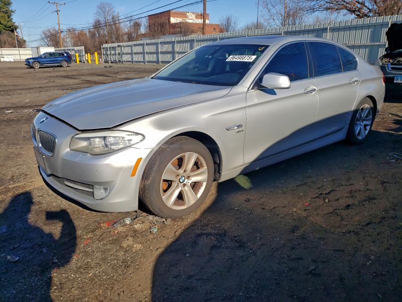 BMW 528 XI 2012 with VIN WBAXH5C55CDW08053 - Photo from auction