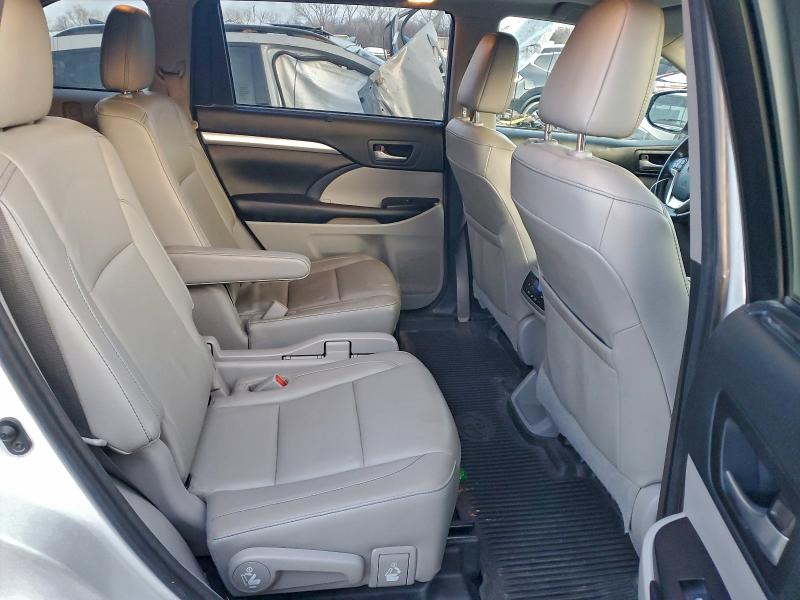 Photo 11 from auction – 2018 TOYOTA HIGHLANDER with VIN 5TDJZRFH7JS560043