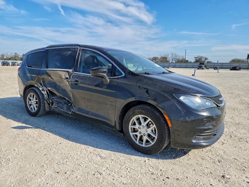 Photo 4 from auction – 2017 CHRYSLER PACIFICA T with VIN 2C4RC1DG1HR608770