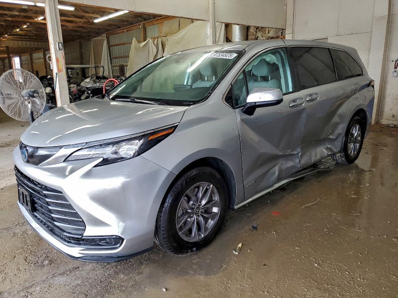 TOYOTA SIENNA 2021 with VIN 5TDKRKEC3MS044008 - Photo from auction
