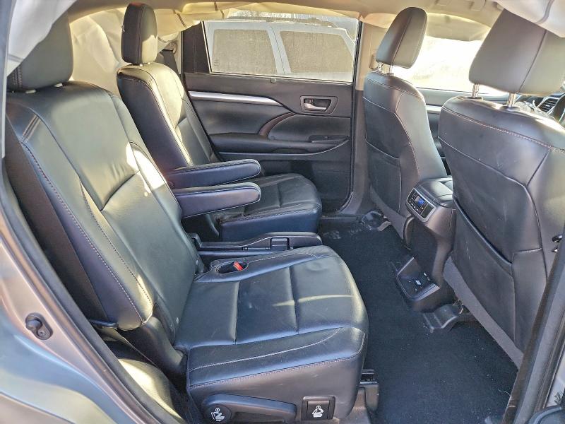 Photo 11 from auction – 2016 TOYOTA HIGHLANDER with VIN 5TDJKRFH3GS231661