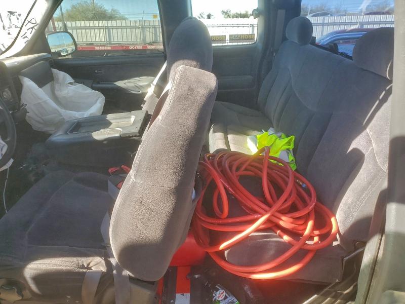 Photo 12 from auction – 2002 CHEVROLET SILVERADO with VIN 2GCEC19V221137238