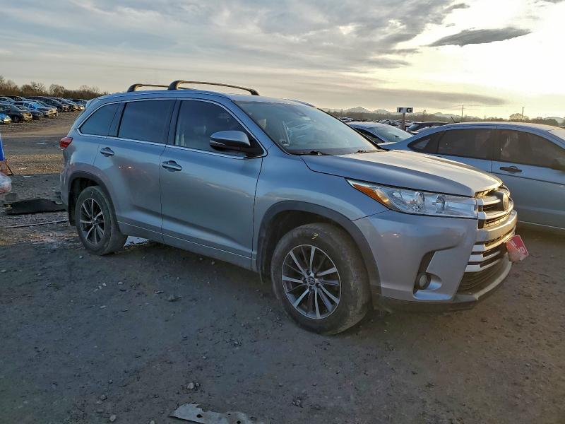 Photo 4 from auction – 2018 TOYOTA HIGHLANDER with VIN 5TDJZRFH2JS804598