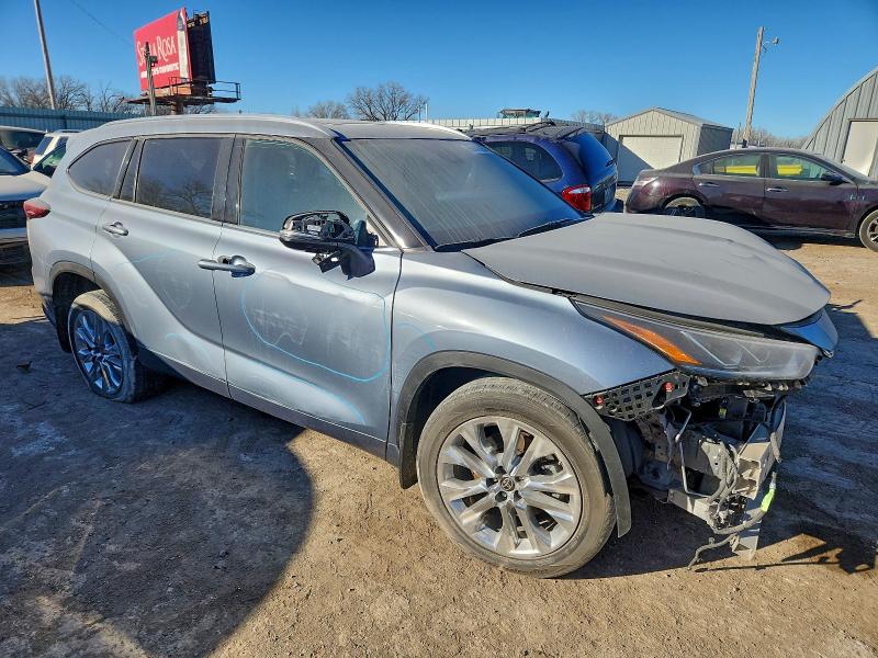 Photo 4 from auction – 2021 TOYOTA HIGHLANDER with VIN 5TDDZRBH8MS122350